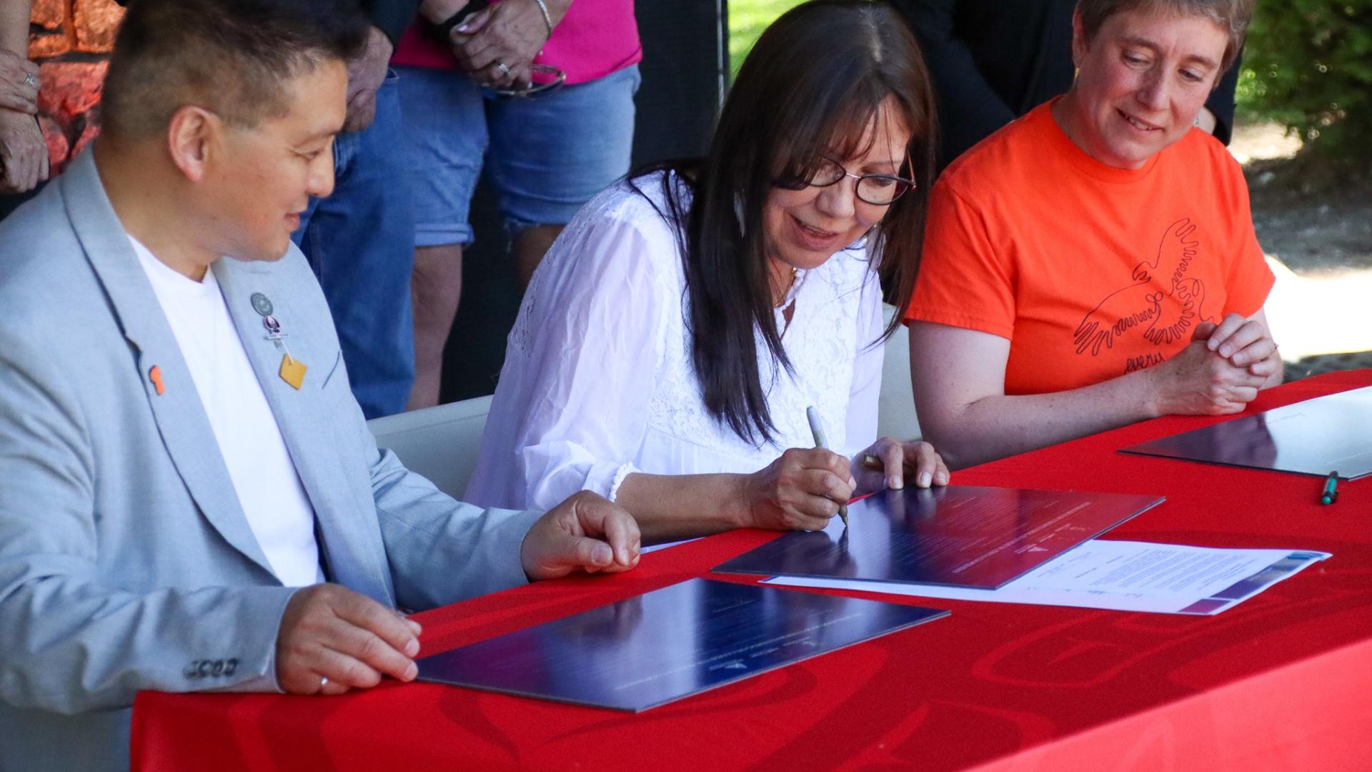 Dignitaries signing Memorandum of Understanding